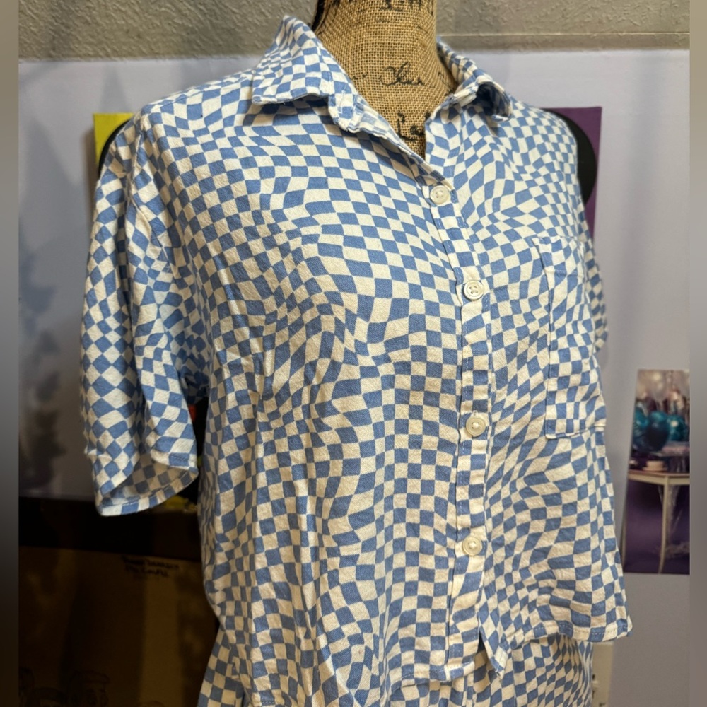 Button Up Top - Picture 4 of 4